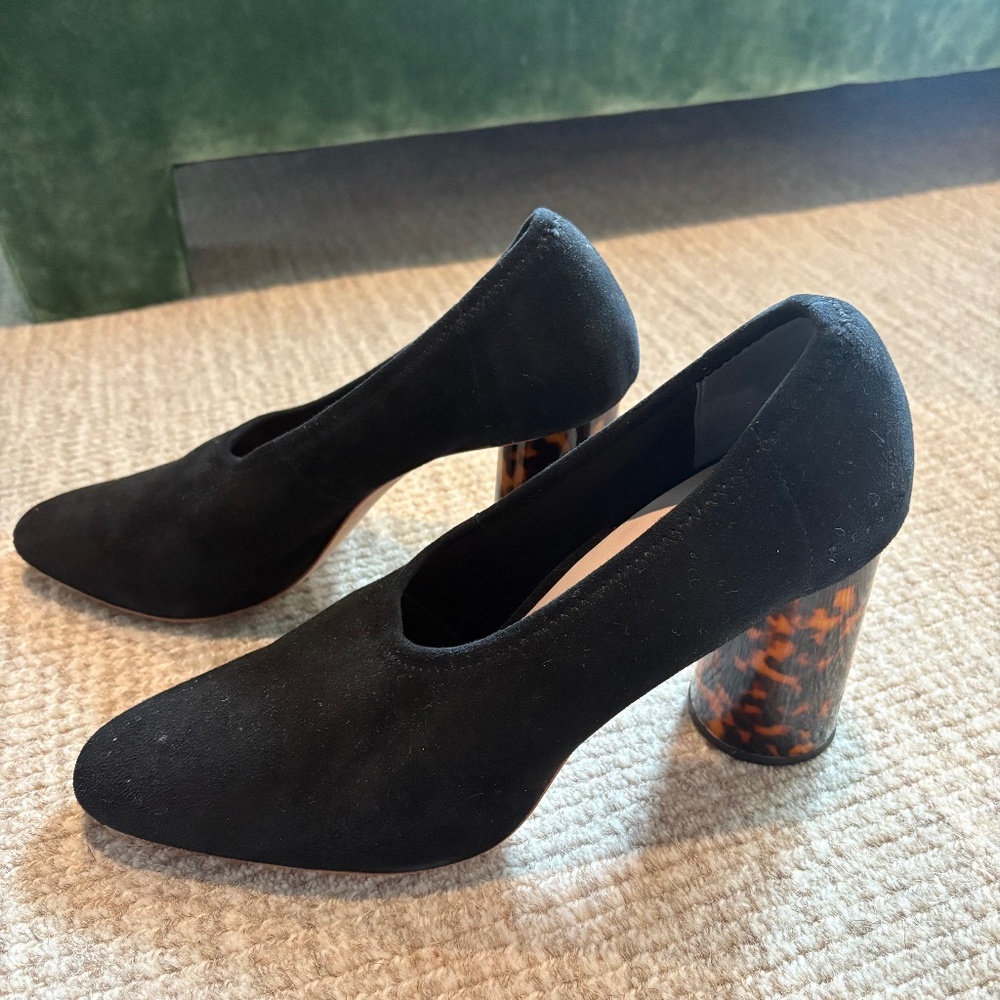 Black pumps with leopard heel